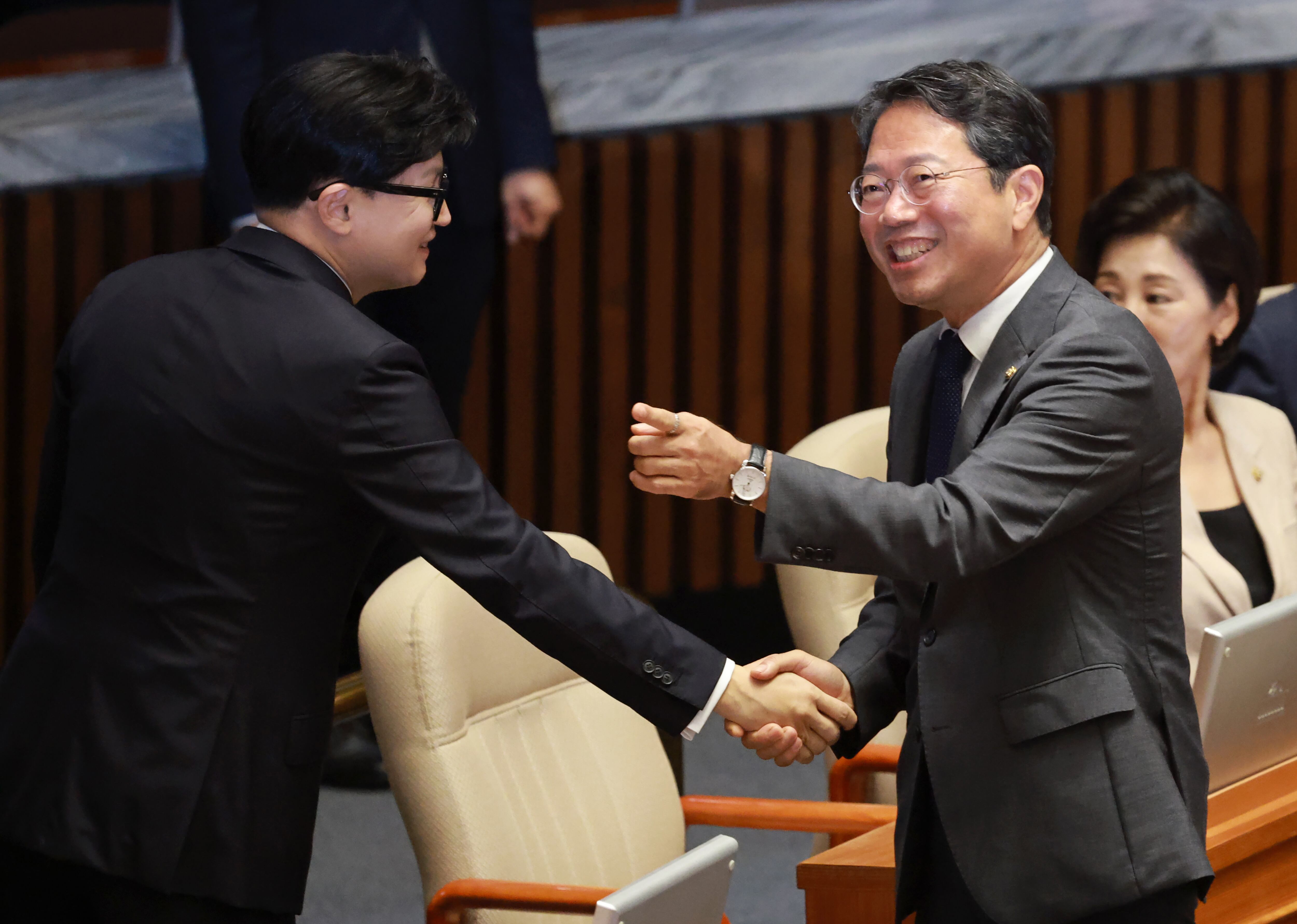 김승원 법무부장관 후보자와 한동훈 무소속 의원이 1일 서울 여의도 국회에서 열린 제439회 국회(정기회) 개회식에 참석하며 인사를 나누고 있다. /남강호 기자