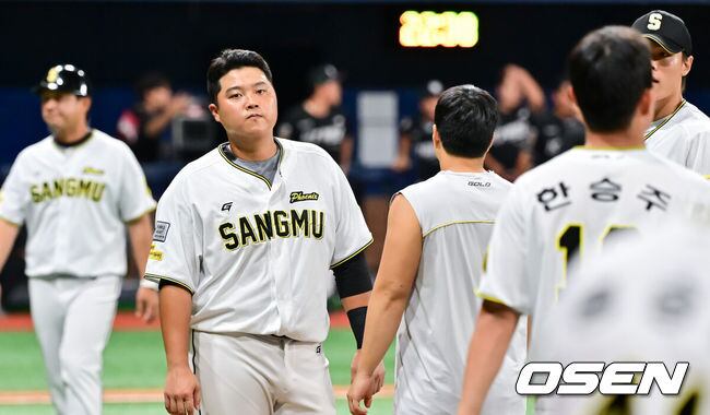 폰테크 달인 ‘롯데 떠나 첫 우승 꿈꿨는데’ 이대호 후계자 끝내 좌절…14년 연속 1위팀 제압한 마법사들 “앞으로 이런 경기 많이 했으면”