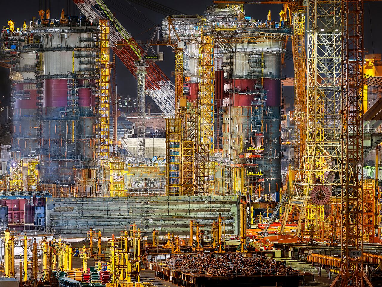 [IK213356-시추선하부건조] 땅 위에서 시추선 하부 기본 골격을 건조하는 중이다. 4개의 사각 원통형 구조이다. 기본 골격을 땅 위에서 작업하는 것은 바다에 진수 해 놓고 건조하는 것 보다는 훨씬 일의 능률이 많기 때문에 가능한 육지에서 만들어서 진수한다. /사진가 조춘만