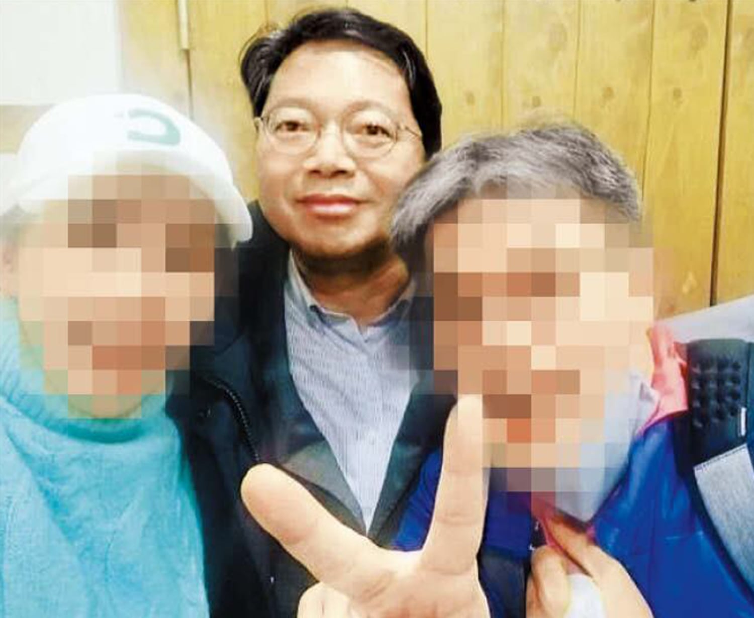 ‘오빠’와 셀카 김승원(가운데) 법무부 장관 후보자가 2022년 2월 서울의 한 한식당에서 코로나19 치료제 관련 브로커 양모(왼쪽)씨와 서부지법에서 일하던 영장전담판사와 함께 찍은 사진. /독자 제공(인스타그램 캡쳐)