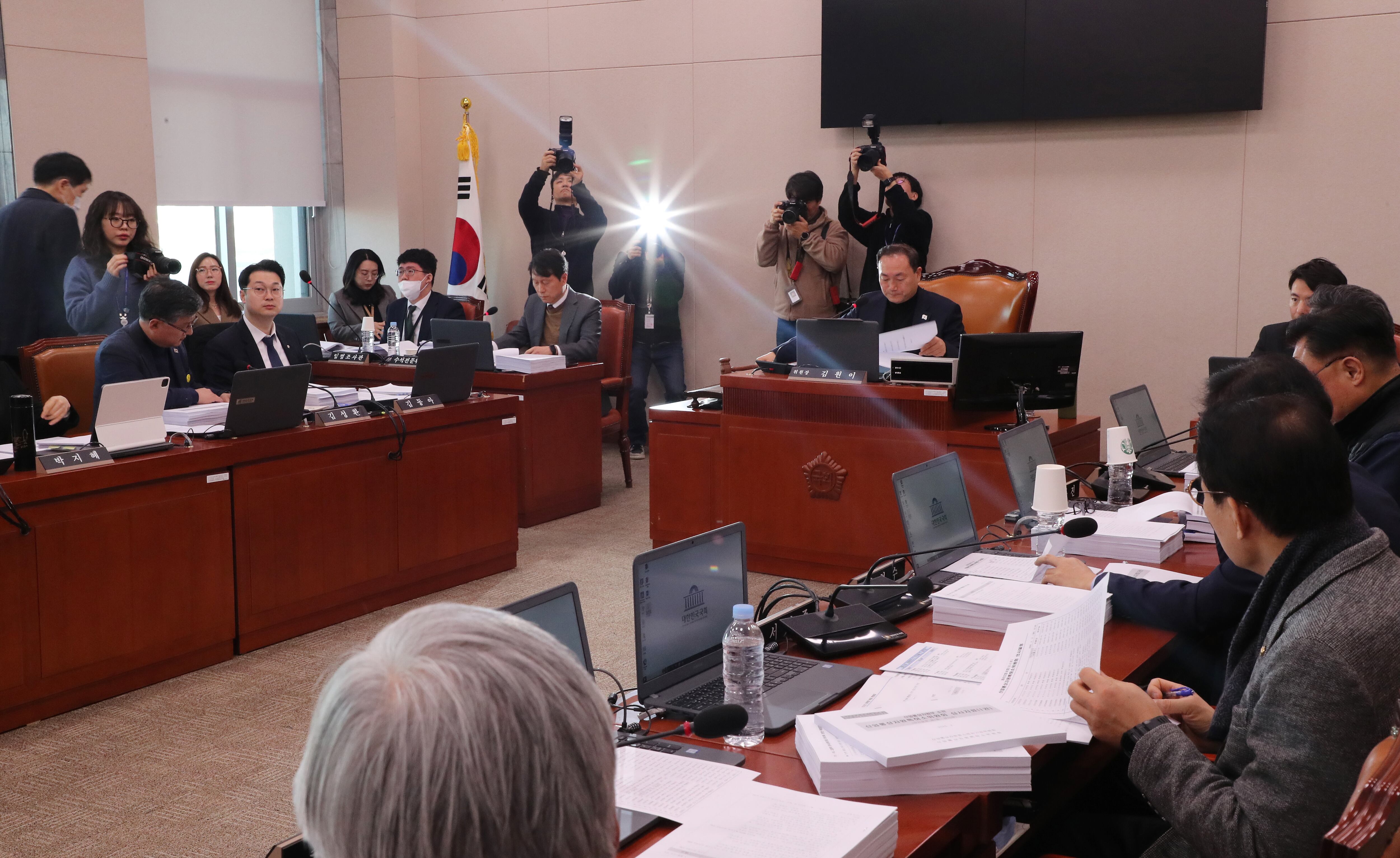 김원이 산자위 법안소위원장이 17일 서울 여의도 국회에서 열린 산업통상자원중소벤처기업위원회 산업통상자원특허소위원회에서 반도체법과 에너지3법(고준위특별법, 전력망특별법, 해상풍력특별법) 등 법안을 상정하고 있다./남강호 기자