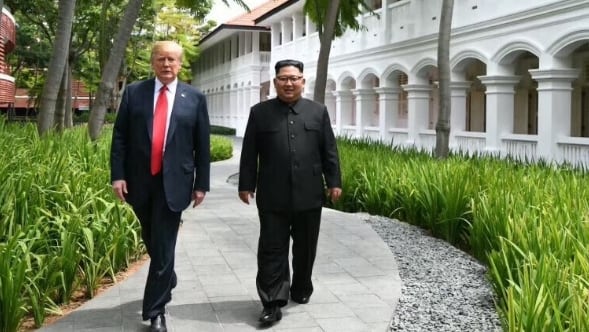 도널드 트럼프 미국 대통령은 8월 25일 소셜미디어에 싱가포르 미북정상회담, 판문점 회동 등 김정은 북한 국무위원장과 찍은 사진을 여러 장 올리며 대화 재개 메시지를 다시 발신했다. /연합뉴스