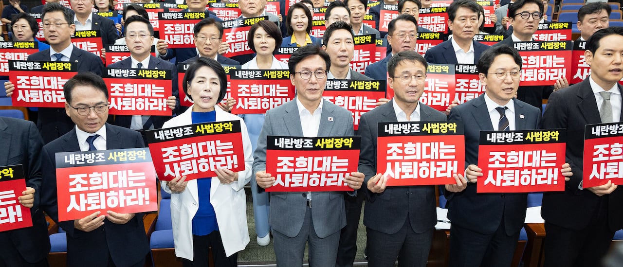 김민석 더불어민주당 대표와 한병도 원내대표를 비롯한 의원들이 20일 서울 여의도 국회에서 열린 의원총회에서 조희대 대법원장 사퇴를 촉구하는 구호를 외치고 있다. /뉴스1