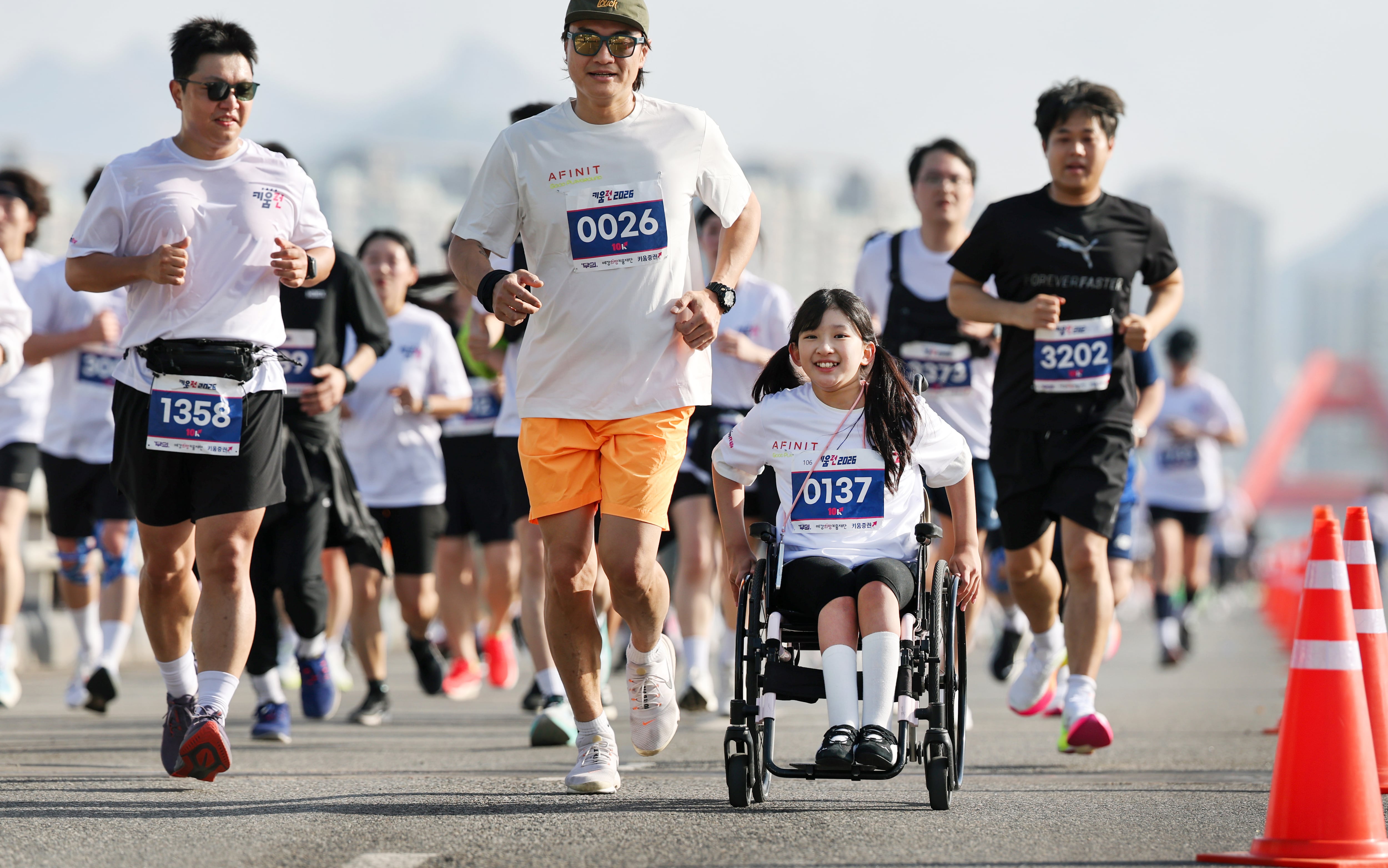 장애인의 날(4월 20일)을 이틀 앞둔 18일 오전 서울 여의도 문화마당에서 열린 2026 키움런에서 장애인 러너들이 달리고 있다. 키움런은 턱없는 세상을 만든다는 비전을 가진 사단법인 무의가 주최하고, 키움증권과 서울시의 후원으로 열리는 기부 러닝 페스티벌로 장애인과 비장애인이 어울려 달리는 마라톤 행사다. /박성원 기자