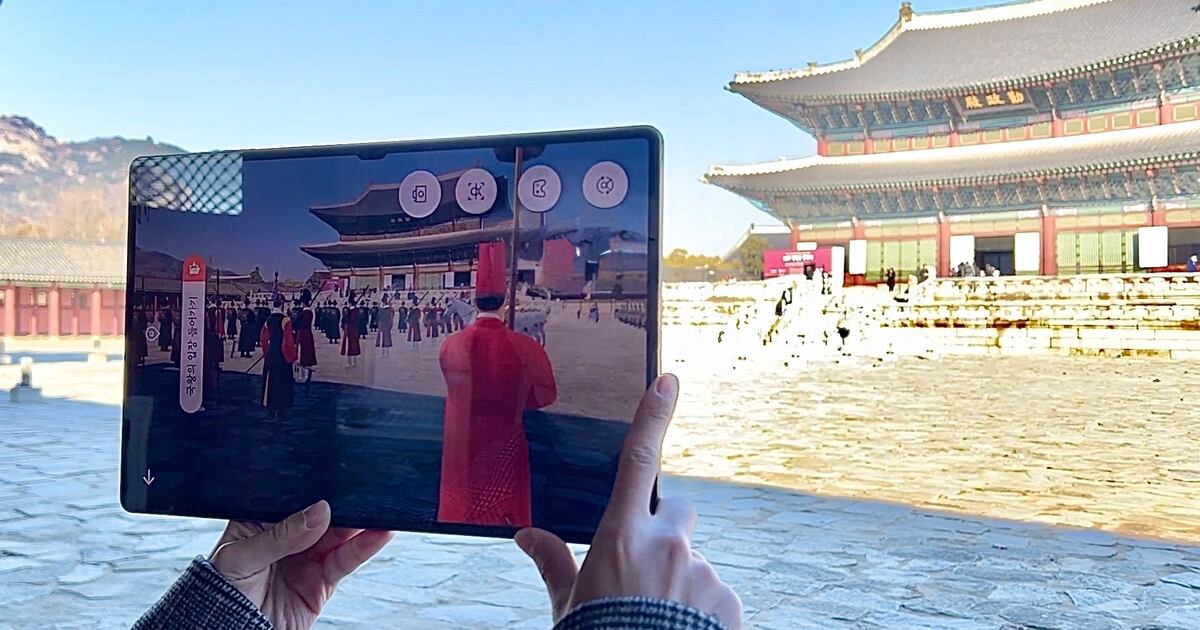 경복궁을 태블릿에 비추니 왕 즉위식이 착, 한국 스타트업의 이 혁신 기... - 뉴스 썸네일 이미지