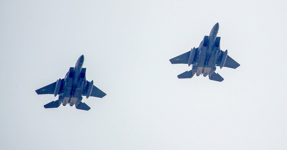 1000억짜리 F-15K 뒤집어 '인생샷' 찍다 충돌한 조종사