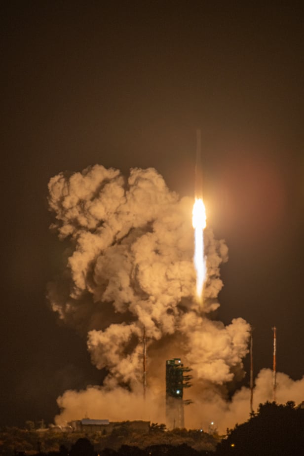 2025년 11월 27일 전남 고흥군 나로우주센터 발사대에서 누리호가 발사되고 있다. /장경식 기자