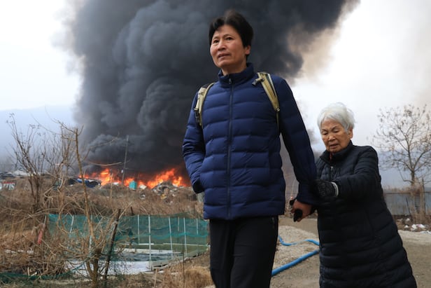 구룡마을 대형 화재 현장에서 이동하는 주민들