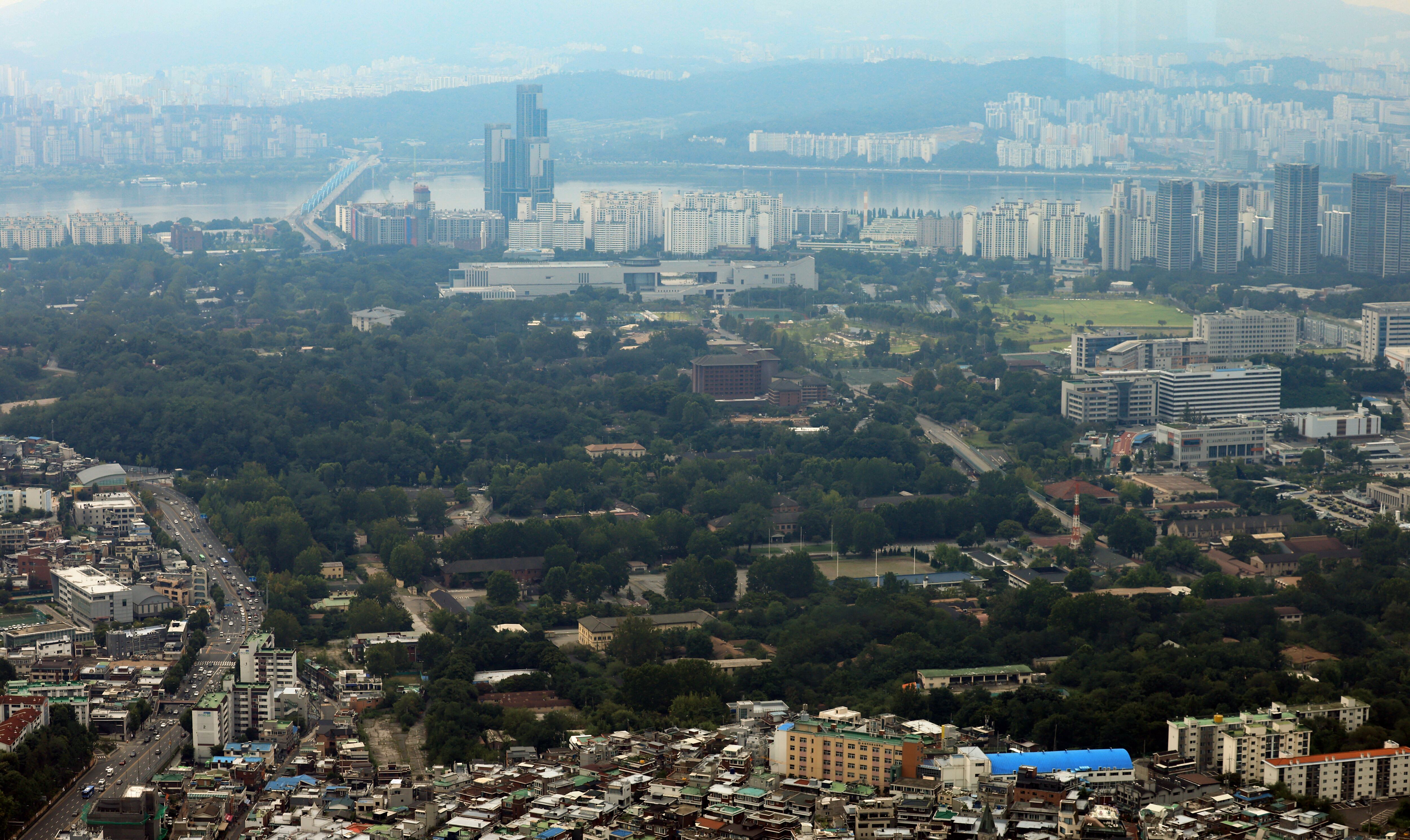 지난달 19일 서울 남산타워에서 바라본 용산공원/장경식 기자