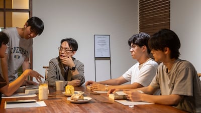휴대폰 잠시 끄고… 교수님과 책 읽는 대학생들