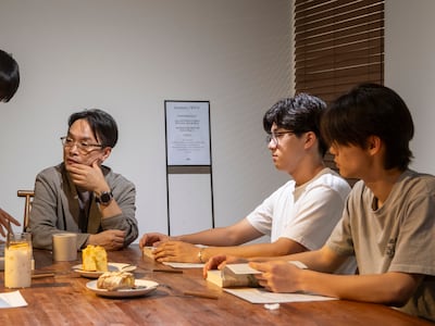 휴대폰 잠시 끄고… 교수님과 책 읽는 대학생들