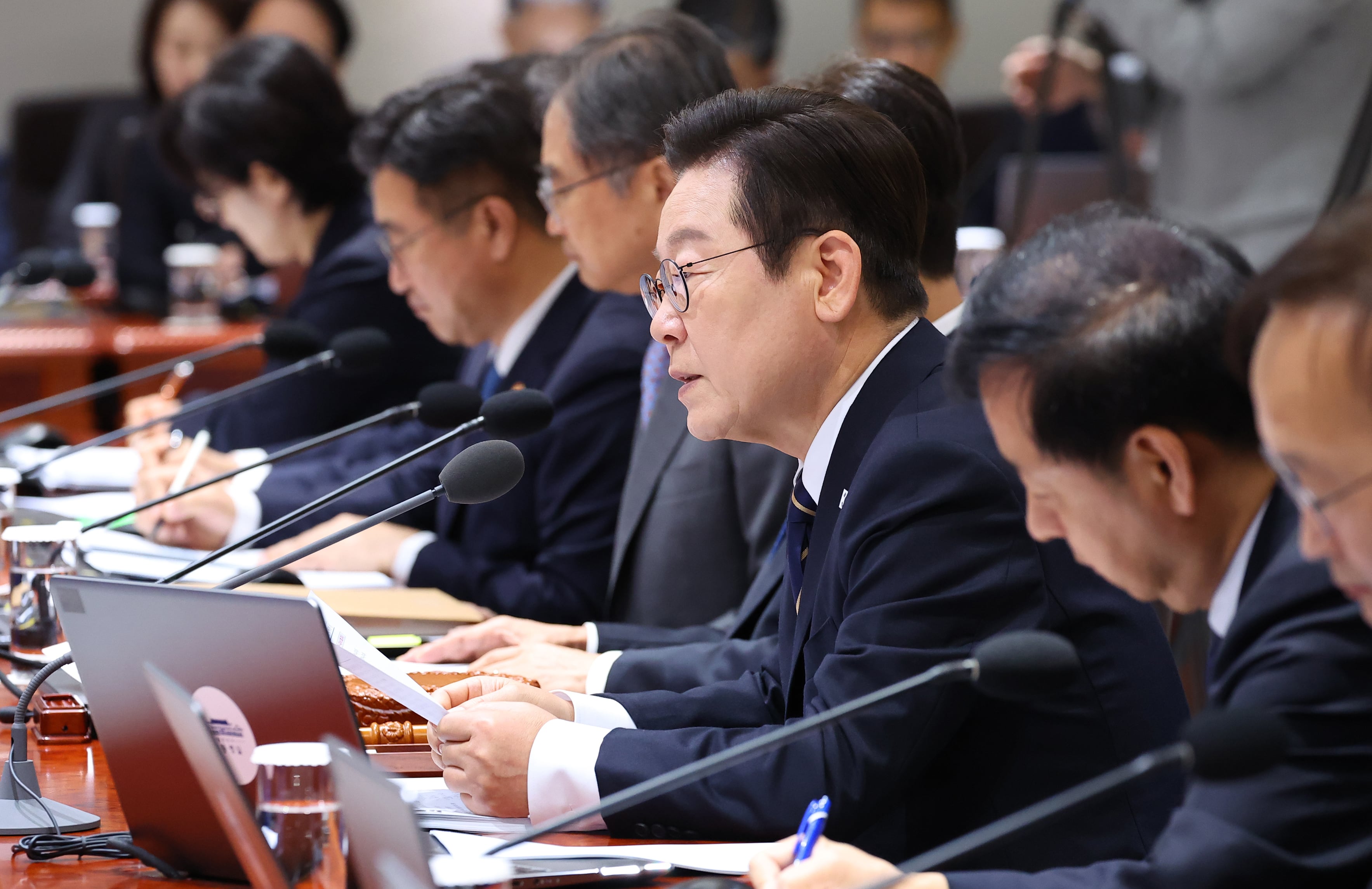 이재명 대통령이 30일 서울 용산 대통령실 청사에서 열린 제44회 국무회의에서 발언하고 있다./뉴시스