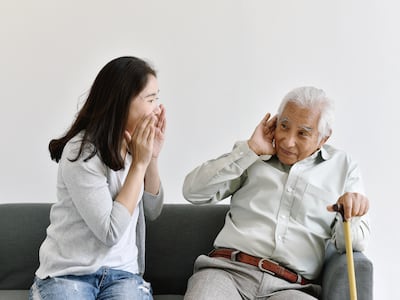 난청 방치하면 치매까지 가는데… 보청기 끼는 사람 8명 중 1명뿐