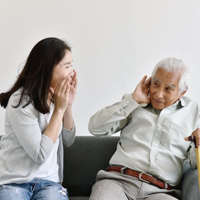 난청 방치하면 치매까지 가는데… 보청기 끼는 사람 8명 중 1명뿐