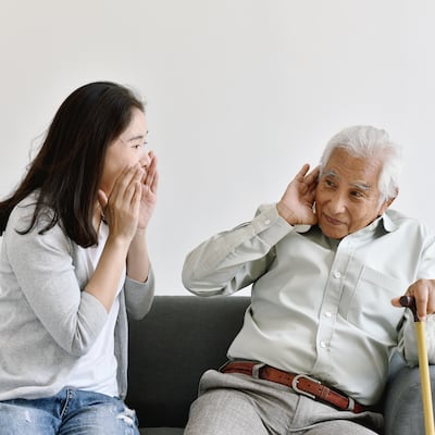 난청 방치하면 치매까지 가는데… 보청기 끼는 사람 8명 중 1명뿐