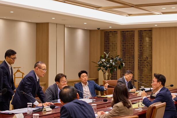 이재명 대통령이 지난 10일 서울 용산 대통령실에서 열린 국가안전보장회의(NSC) 전체회의에서 김민석 국무총리(오른쪽), 강훈식 대통령비서실장, 위성락 국가안보실장과 대화하고 있다./대통령실