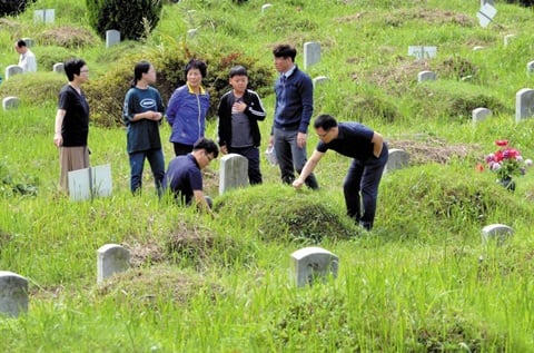 추석 당일인 24일, 성묘(조상의 묘를 손질하고 살피는 일)를 하기 위해 전북 전주효자공원묘지를 찾은 사람들.