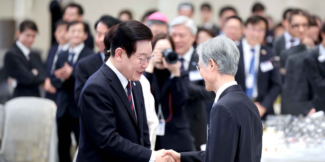 이재명 대통령과 조희대 대법원장이 지난 1월 청와대 영빈관에서 열린 2026년 신년 인사회에 참석해 악수를 나누고 있다. /뉴스1