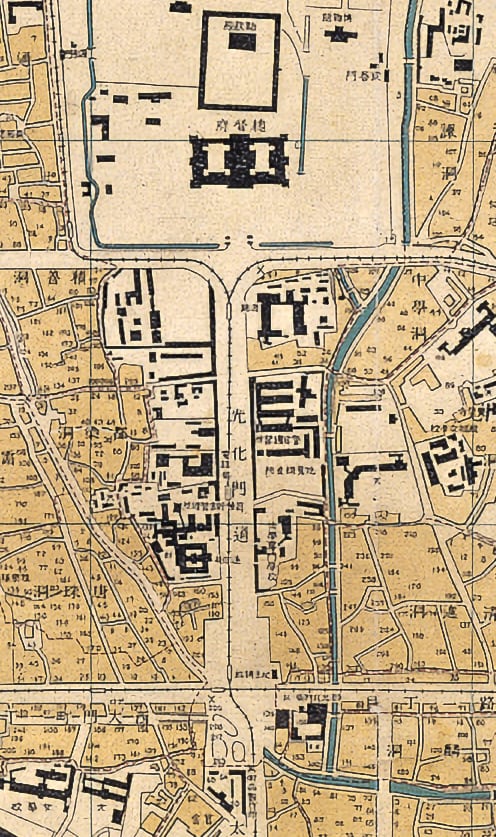 사진④: 1933년 '경성시가도'(부분). 경복궁 안에 건축된 총독부 청사와 육조거리(광화문통)는 일직선상에 있지 않다. 총독부는 육조거리를 보존하고 청사만 방향을 틀어서 신축했다. /서울역사박물관
