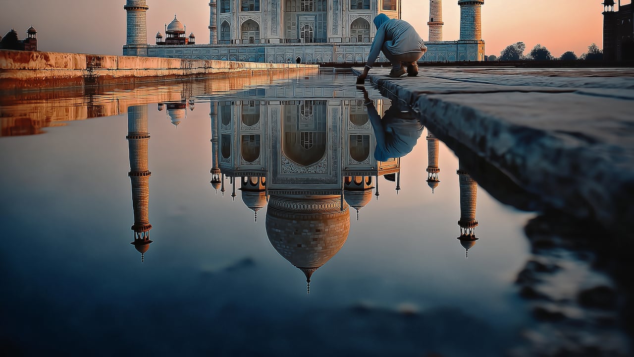 인도 아그라의 타지마할 앞 연못가에 한 남성이 무릎 꿇은 채 수면을 어루만지고 있다.  AI 생성 이미지 / 사진가 오승환
