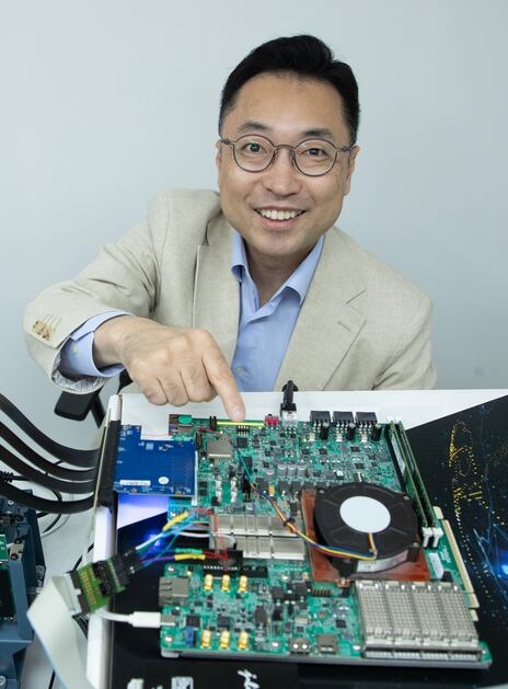 반도체 설계 스타트업 프라임마스의 박일 대표가 최근 서울 강남구 사무실에서 인터뷰 중 자사의 칩렛 시제품을 설명하고 있다. /박상훈 기자