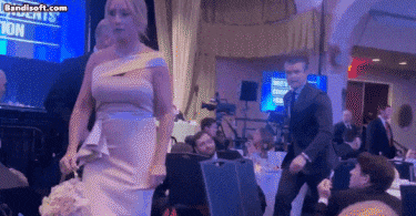 25일 미국 백악관 출입기자단 만찬(WHCD)서 총격 사건이 발생한 가운데, 백악관 참모진 및 주요인사가 비밀경호국 요원들의 호위 속에 대피하는 모습./ 엑스