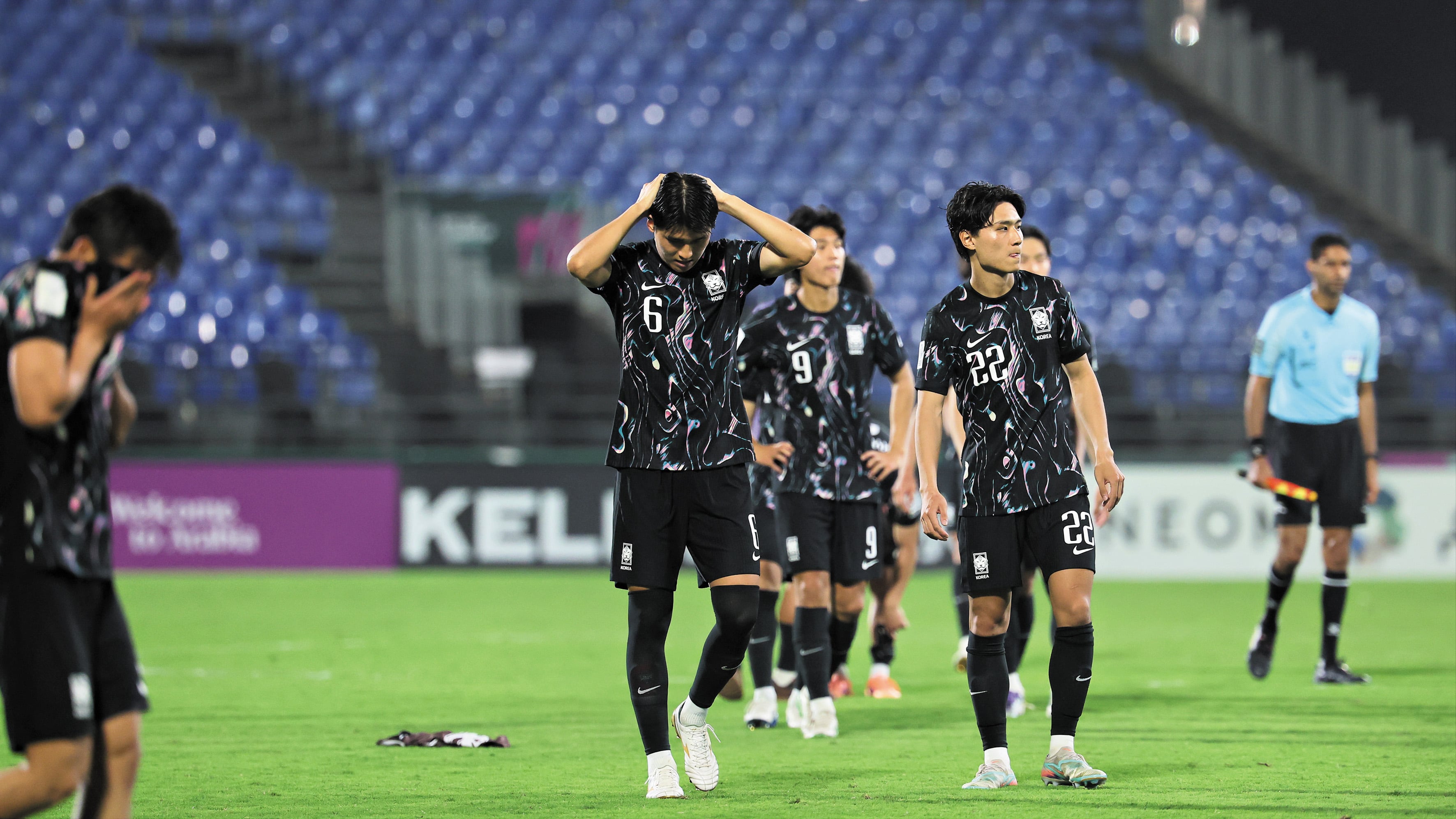 한국 U-23 대표팀이 지난 1월 24일(한국 시각) 사우디아라비아 제다의 킹 압둘라 스포츠 시티 홀 스타디움에서 열린 아시아축구연맹(AFC) U23 아시안컵 3·4위전에서 베트남과의 연장전 끝에 승부차기에서 패배한 후 아쉬워하고 있다. /대한축구협회