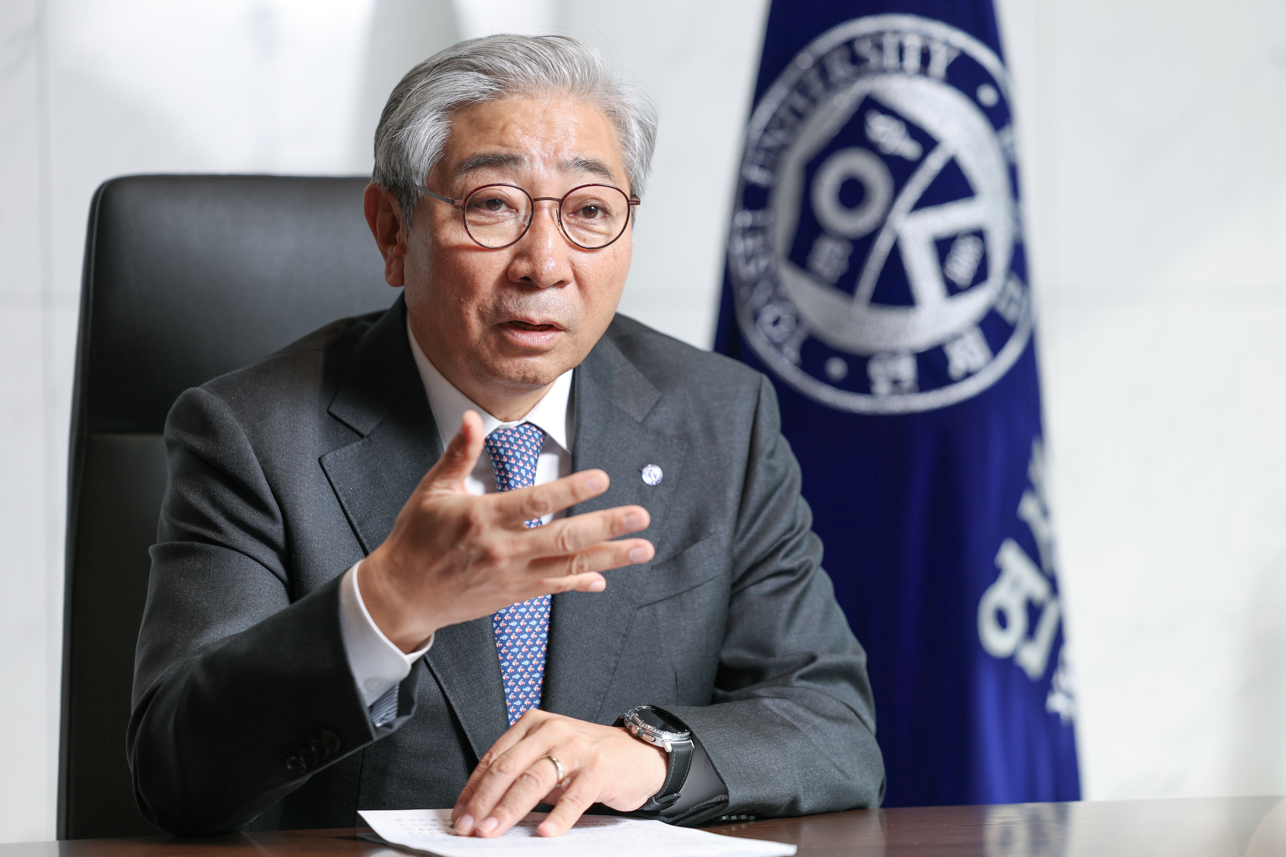 윤동섭 연세대 총장이 지난달 30일 연세대 AI혁신연구원에서 본지와 인터뷰하고 있다. 윤 총장은 올해 연세대 개교 140주년을 맞아 “근대 의료의 출발점으로 시작한 연세대가 첨단 과학과 의료 분야 연구를 선도하겠다”고 했다. /장경식 기자