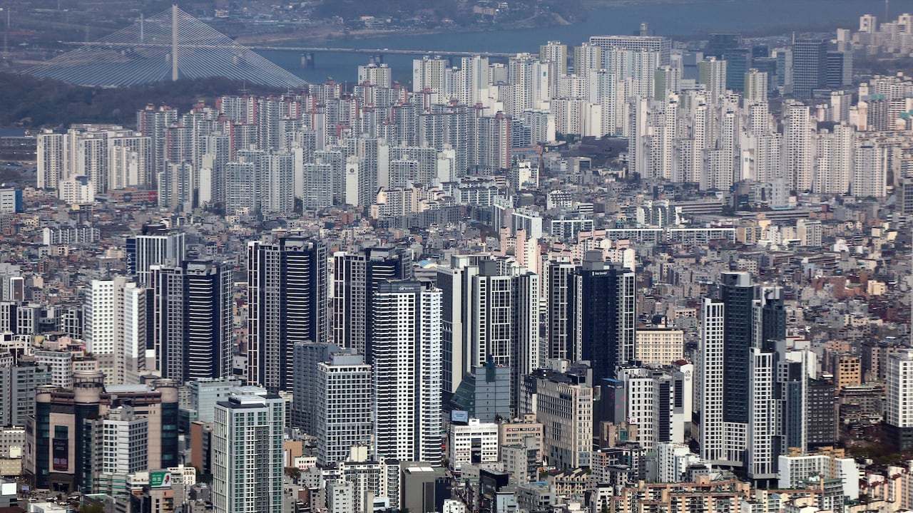 서울 송파구 롯데월드 타워에서 바라본 아파트 단지. /뉴스1