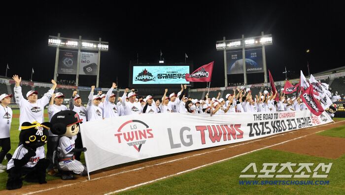 1일 잠실구장에서 정규리그 우승을 확정 지은 LG 트윈스 선수들이 기념촬영을 하고 있다. 잠실=박재만 기자 pjm@sportschosun.com/2025.10.01