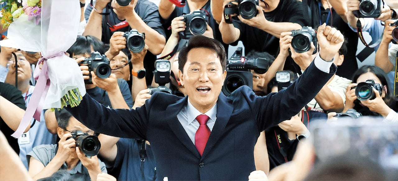 사상 첫 5선 서울시장 된 오세훈  오세훈 서울시장 당선인이 당선이 확실시된 4일 오전 서울 종로구 선거사무소에서 지지자들을 향해 두 손을 들어 올리며 감사 인사를 전하고 있다. 