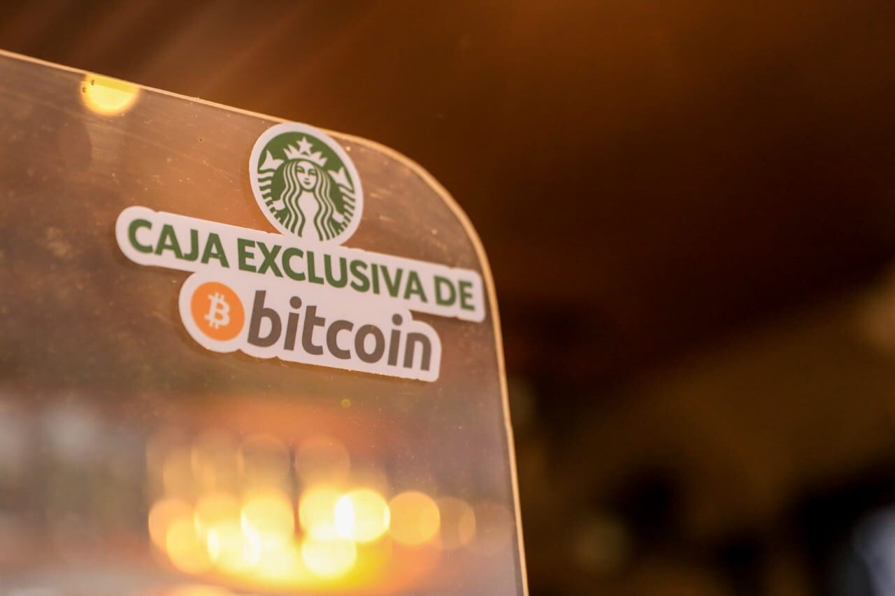 엘살바도르 비트코인 도입 첫날, 스타벅스· 피자헛에서도 결제
