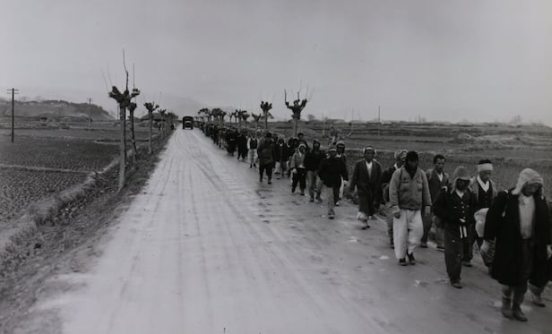 1951�� 1�� 8�� �뱸 �α� �����븦 ���� �౺�ϴ� ���ι�����. �������ѿ� ���Ѻ��� �ķ����� ��޹��� ���� ä ���� km�� �ɾ �̵��ߴ�. /������������ȸ