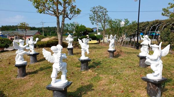 전남 신안군 하의도 웅곡선착장 주변 ‘아기 농악대’ 천사상. /조홍복 기자