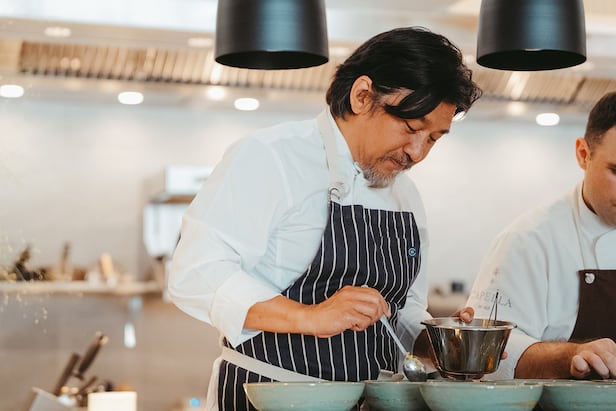 에드워드 리 셰프가 한국에서 처음 선보이는 식당 ‘더 루프’의 음식을 준비하고 있다. /카펠라 레지던스 서울