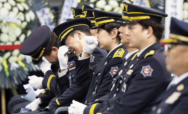 오열하는 동료들 19일 경기 부천체육관에서 고(故) 김진석 소방위의 영결식이 열렸다. 동료 소방관들이 눈물을 흘리고 있다. 최준 부천소방서장은 “그가 남긴 숭고한 희생은 대한민국 역사가 기억하겠다”며 “영원히 꺼지지 않는 불꽃으로 우리 가슴속에 살아있을 것”이라고 했다. /박성원 기자