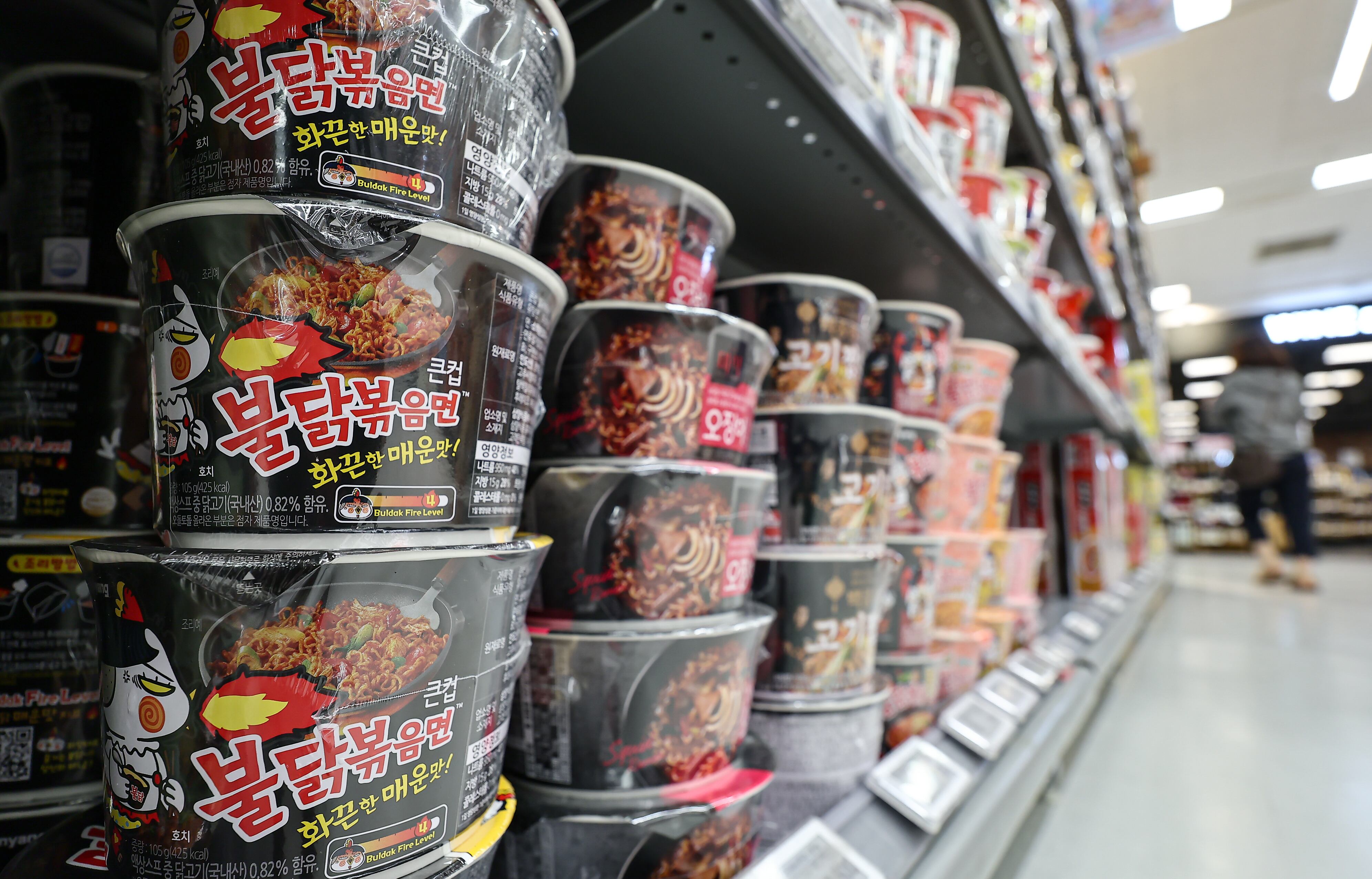 서울시내 대형마트에 진열된 삼양식품의 불닭볶음면. /뉴스1