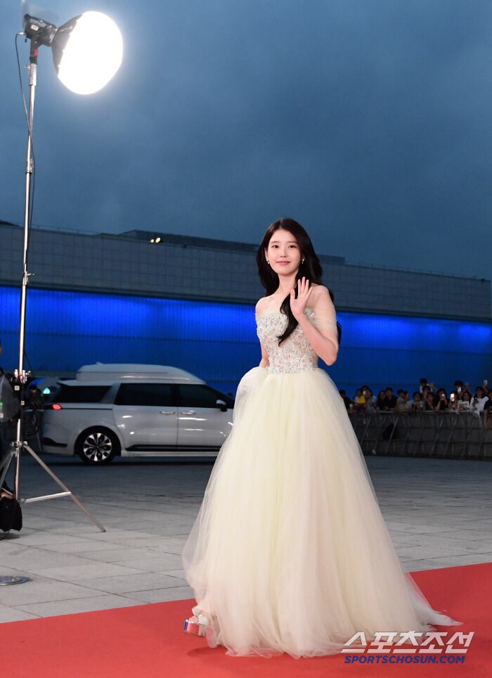 제4회 청룡시리즈어워즈(Bluedragon Series Awards)가 18일 인천 파라다이스시티에서 열렸다. 아이유가 포토타임을 갖고 있다. 인천=송정헌 기자 songs@sportschosun.com/2025.07.18