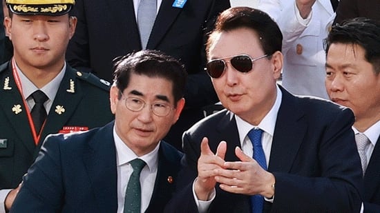 윤석열 대통령이 건군 76주년 국군의날 시가행진이 열린 지난 2024년 10월 1일 서울 광화문 광장 관람 무대에서 시가행진을 바라보며 김용현 국방부 장관(왼쪽)과 대화를 나누고 있다. /연합뉴스