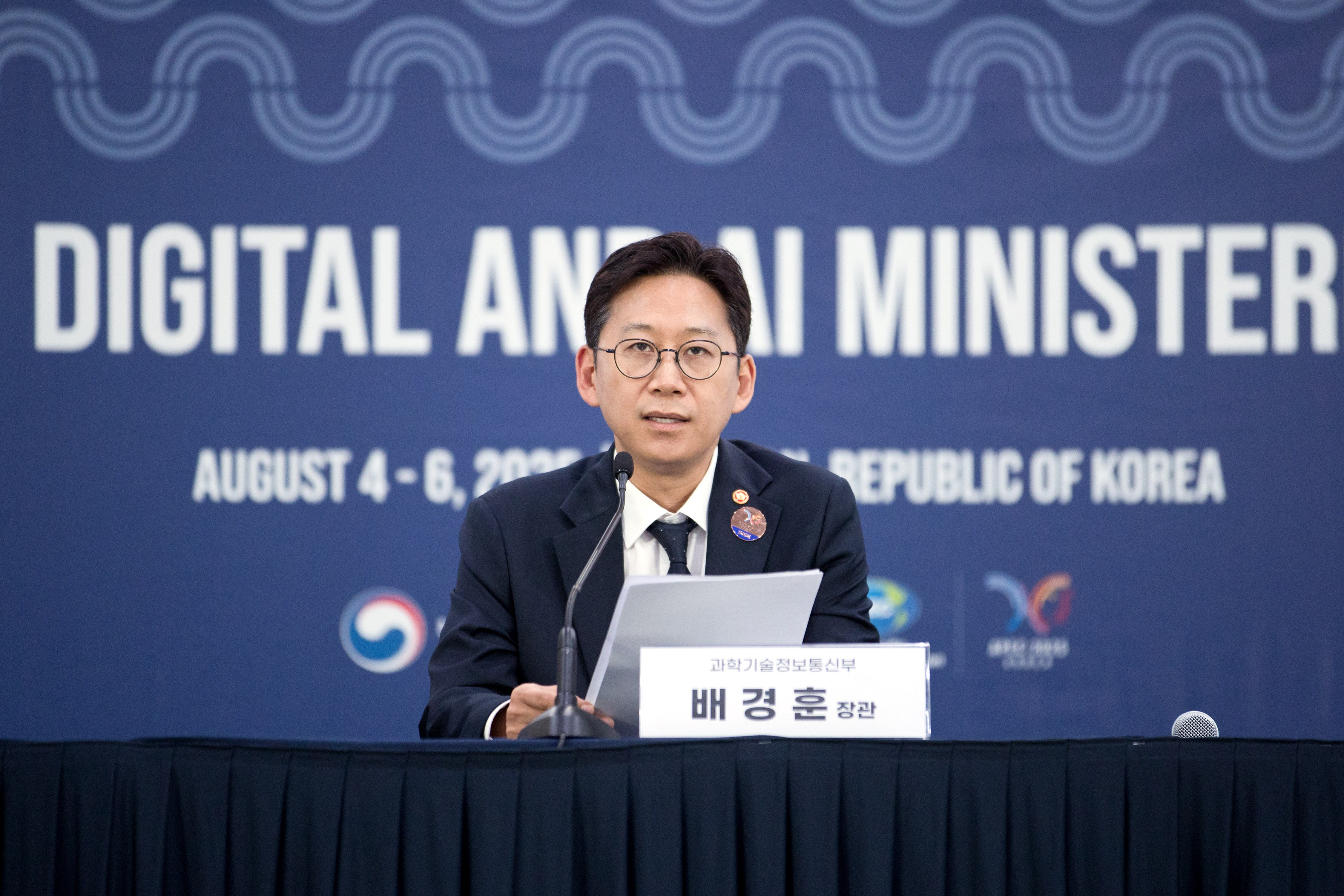 4일 배경훈 과학기술정보통신부 장관이 인천 연수구 송도컨벤시아에서 열린 아시아태평양경제협력체(APEC) 디지털·AI 장관회의 결과를 브리핑하고 있다./과학기술정보통신부