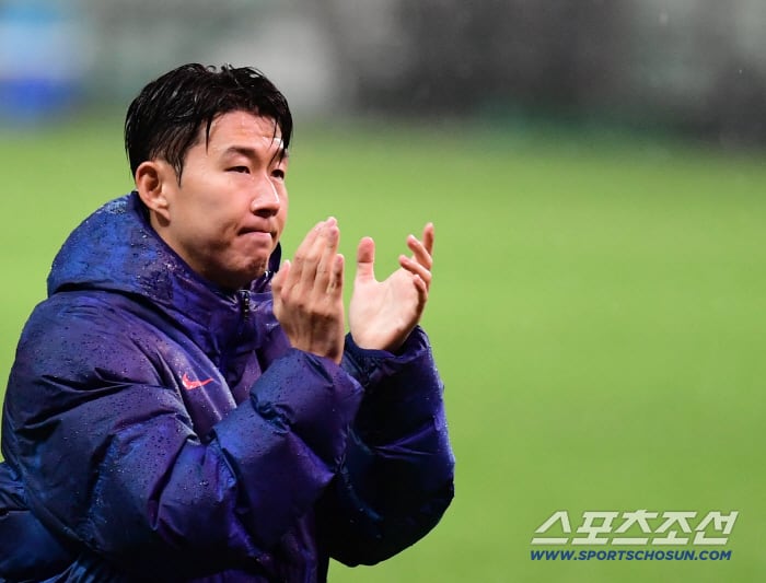 10일 오후 서울 상암동 서울월드컵경기장에서 대한민국 축구대표팀과 브라질의 A매치 평가전이 열렸다. 축구대표팀이 브라질에 0-5로 패했다. 경기 종료 후 팬들에게 인사를 하고 있는 대표팀 손흥민. 상암=송정헌 기자songs@sportschosun.com/2025.10.10