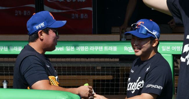 LG전에서 물을 건네는 문현빈