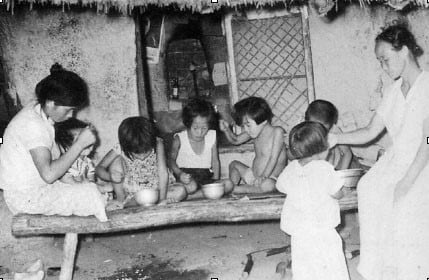 1960년대 중반 우리나라 지방 농촌의 한 민가 모습. 인구는 급증했지만 산업과 먹거리가 부족해 국민들은 매년 봄 보릿고개를 겪으며 식량 걱정을 할 정도로 가난하게 살았다./조선일보DB