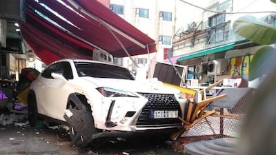 “조작 실수” 60대 몰던 SUV 인도 덮쳐… 행인 3명 부상