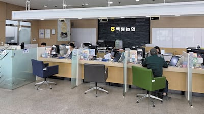 디지털 전환 속 시중은행 떠난 농촌<br> '농협'이 금융 공백 메운다