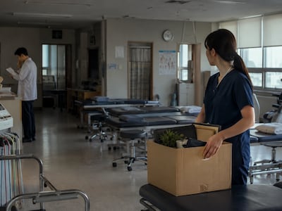 잘 번다는 의사도 "적자네요"… <br>잘 되던 물리치료실 눈물의 중단