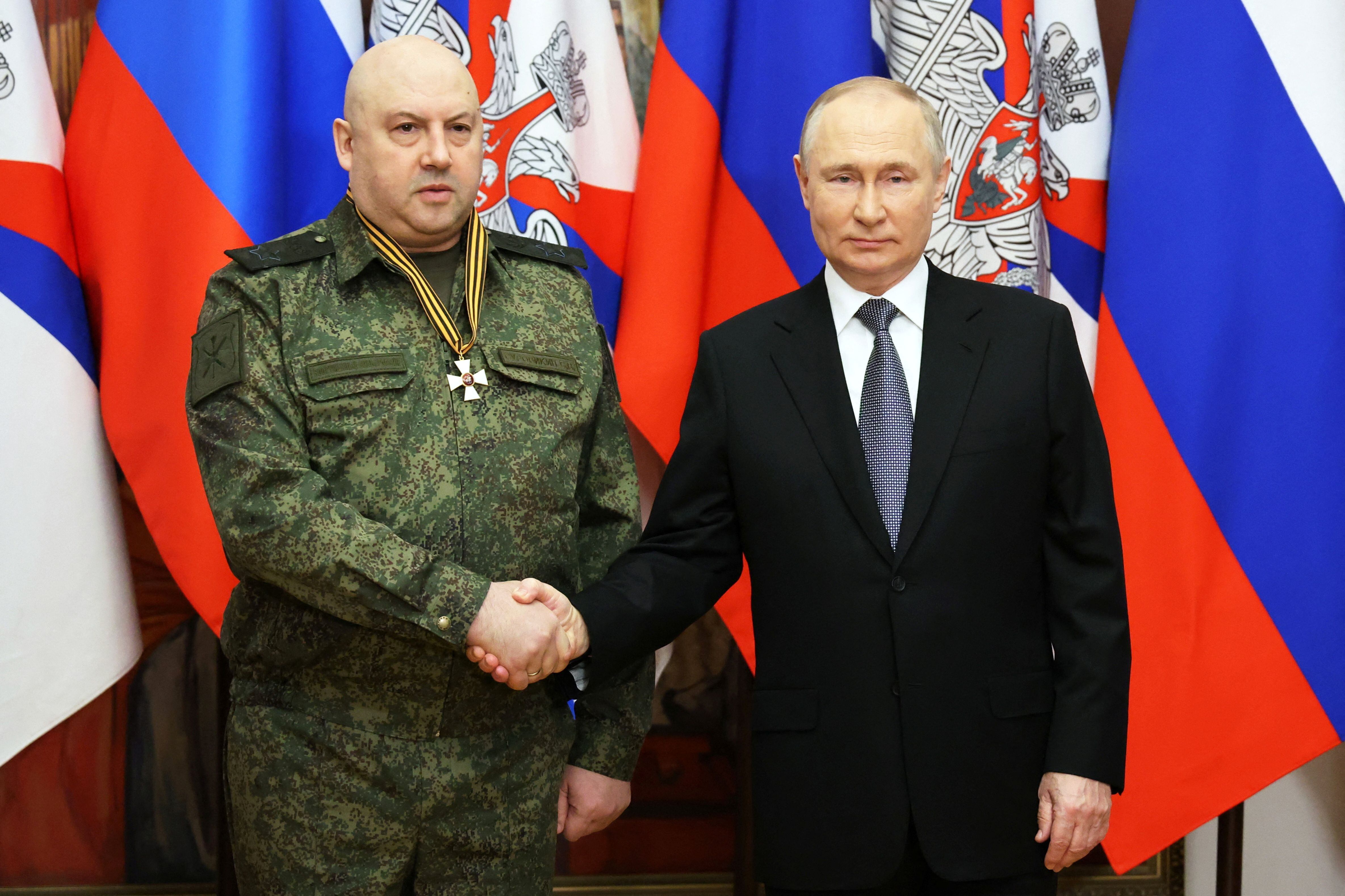 세르게이 수로비킨 러시아군 통합 부사령관과 블라디미르 푸틴 러시아 대통령./로이터 연합뉴스