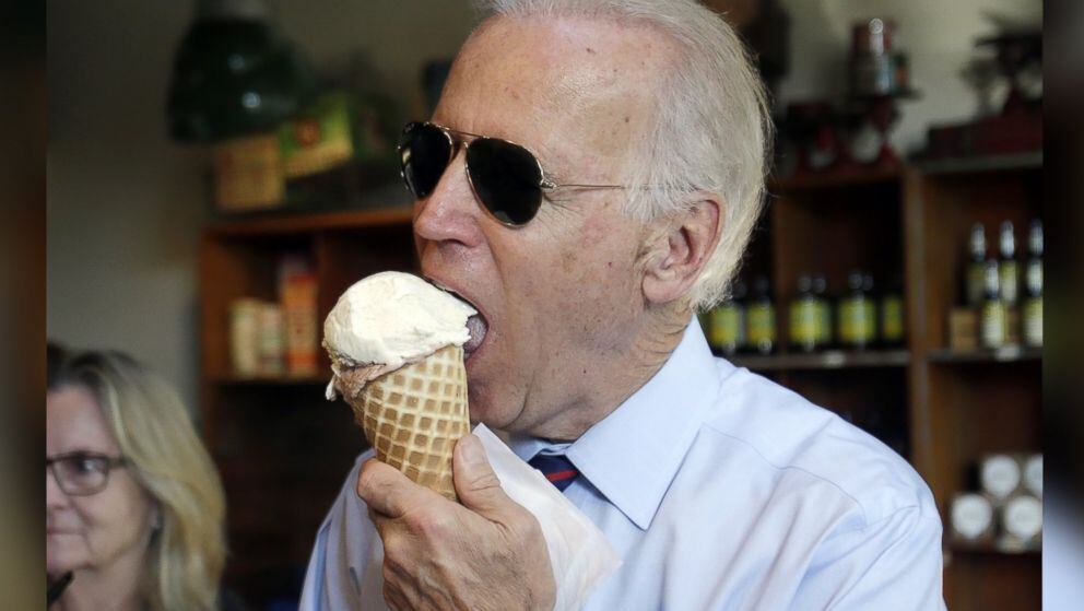 2014년 8월 부통령 시절 오레곤주 포틀랜드에서 민주당 상원의원 지원 유세를 마치고 아이스크림을 먹는 조 바이든/자료사진