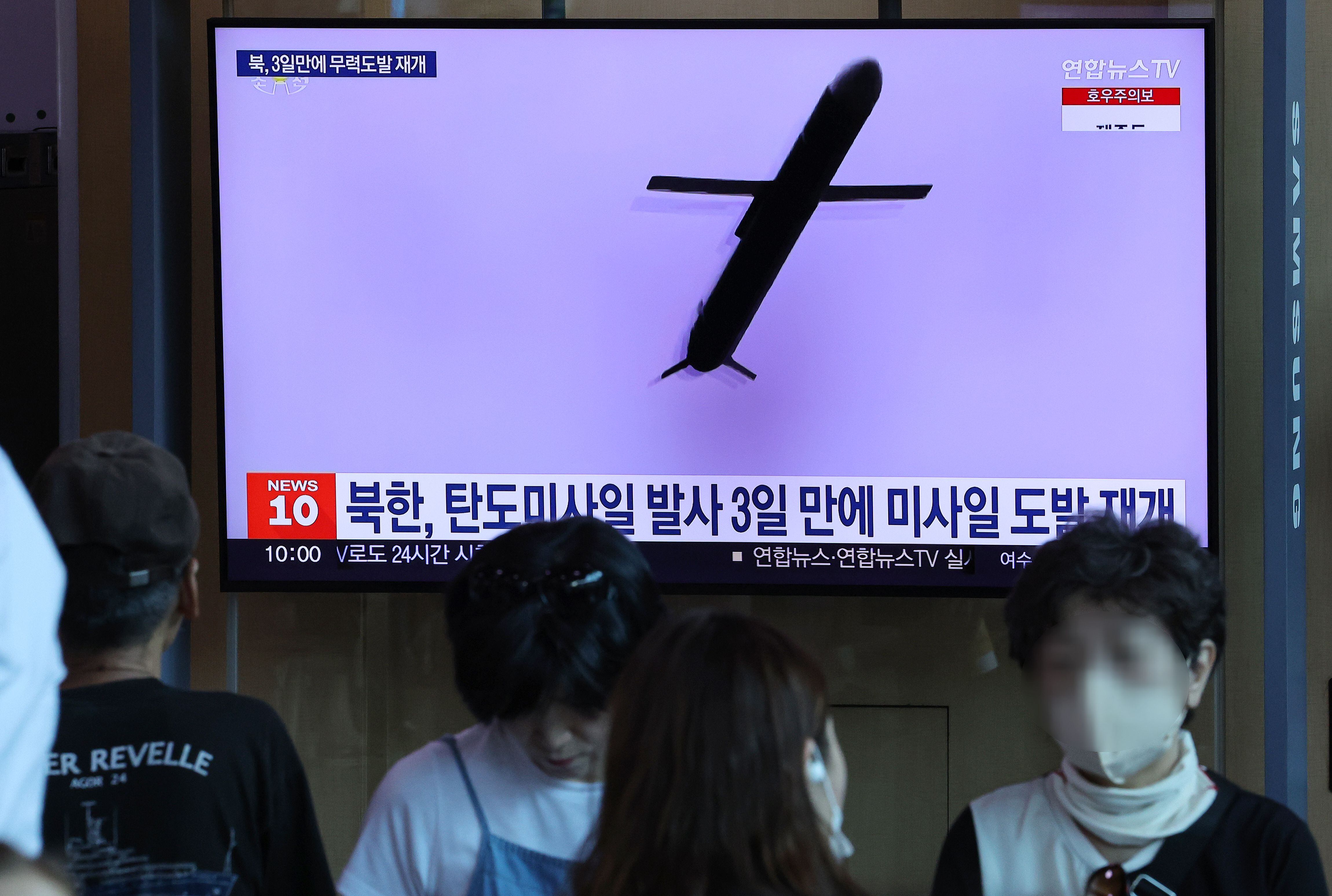 북한이 서해상으로 순항미사일을 발사한 지난 22일 오전 서울역 대합실에서 시민들이 관련 보도를 보고 있다. /연합뉴스