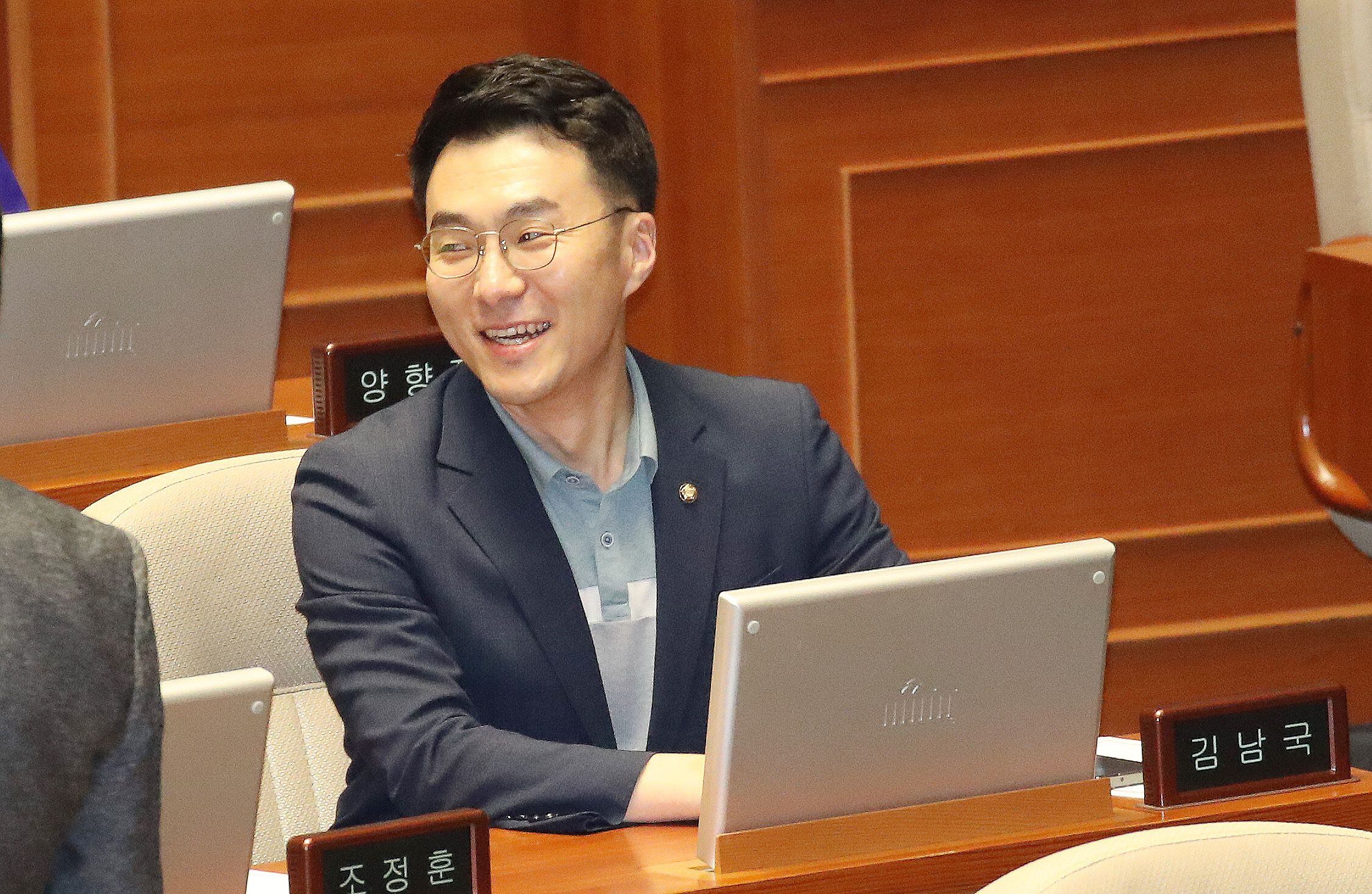 무소속 김남국  의원이 지난 18일 오후 서울 여의도 국회에서 열린 제408회 국회(임시회) 제1차 본회의에서 환하게 웃고 있다. /뉴스1